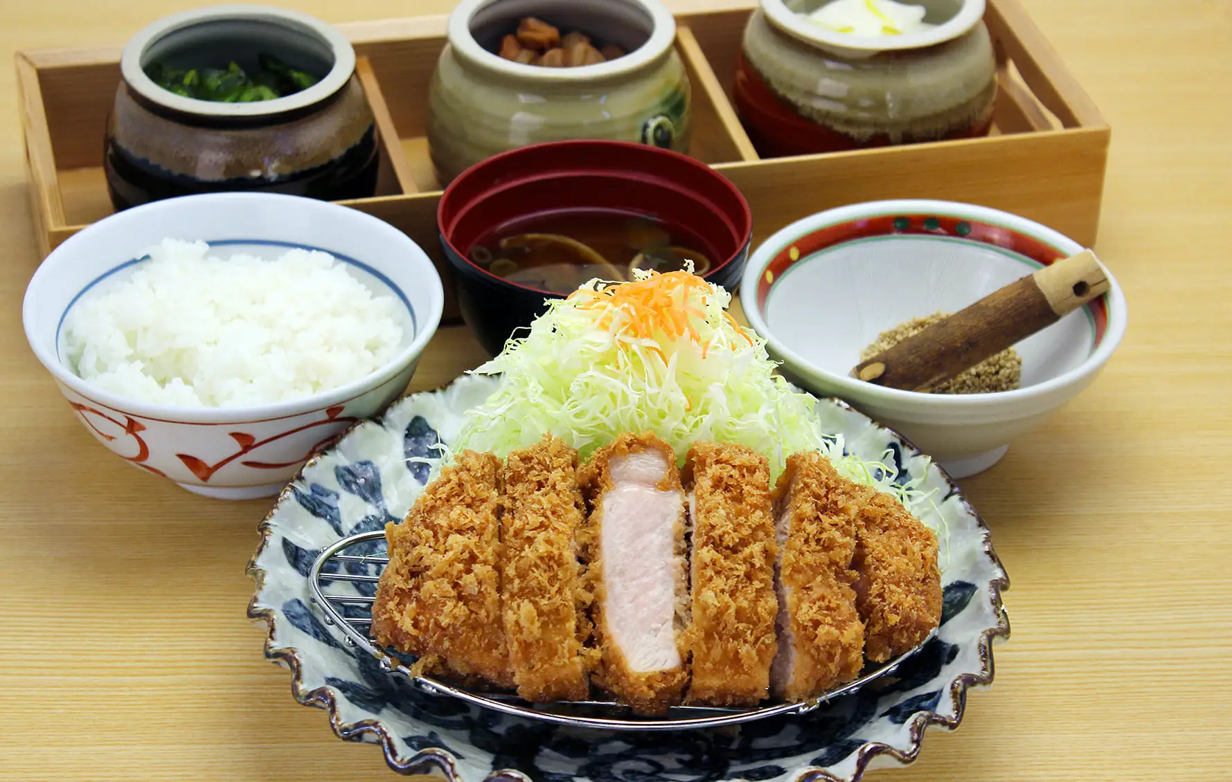 コシヒカリ、十穀米、炊き込みご飯、味噌汁、キャベツ、お漬物食べ放題! 創業昭和8年の老舗とんかつ屋が最高すぎる!(from千葉)