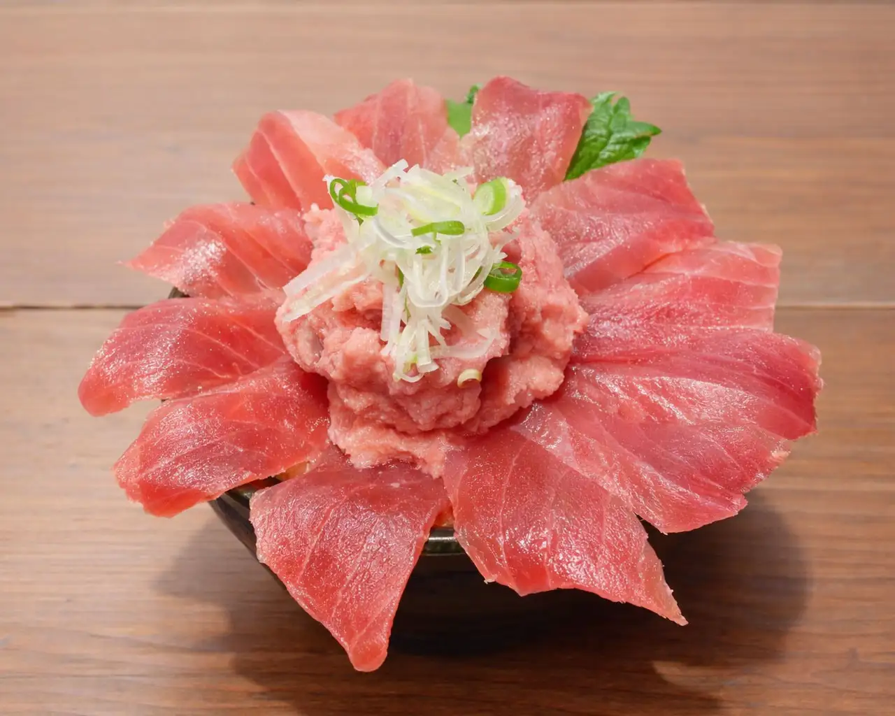 ネタがこぼれる海鮮丼で神保町で行列人気寿司店が、期間限定でたまプラーザのイタリアンバル内に出張！