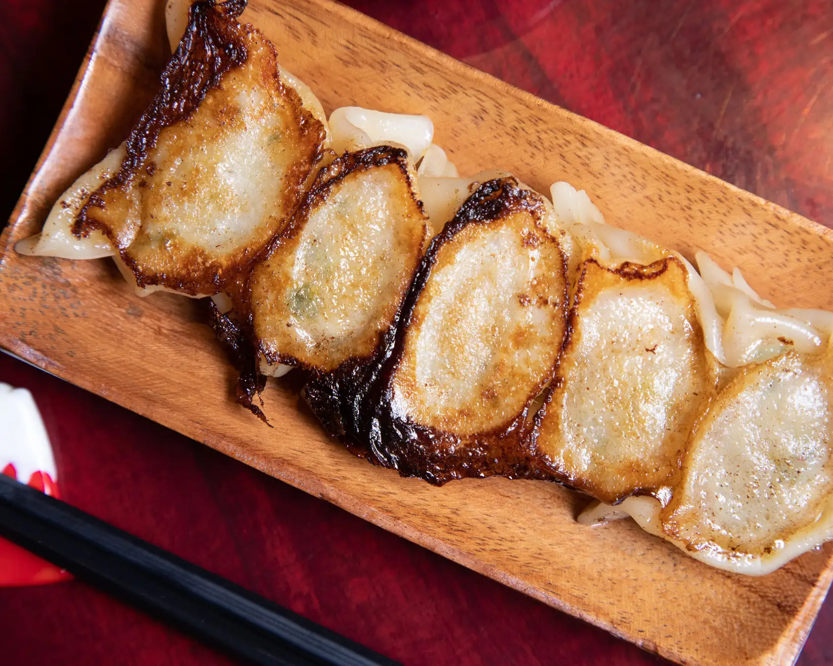 餃子好きは集まれ♡ アジアの屋台×町中華の「ちょうど良さ」がたまらない！ そんな森下のお店が気になる！