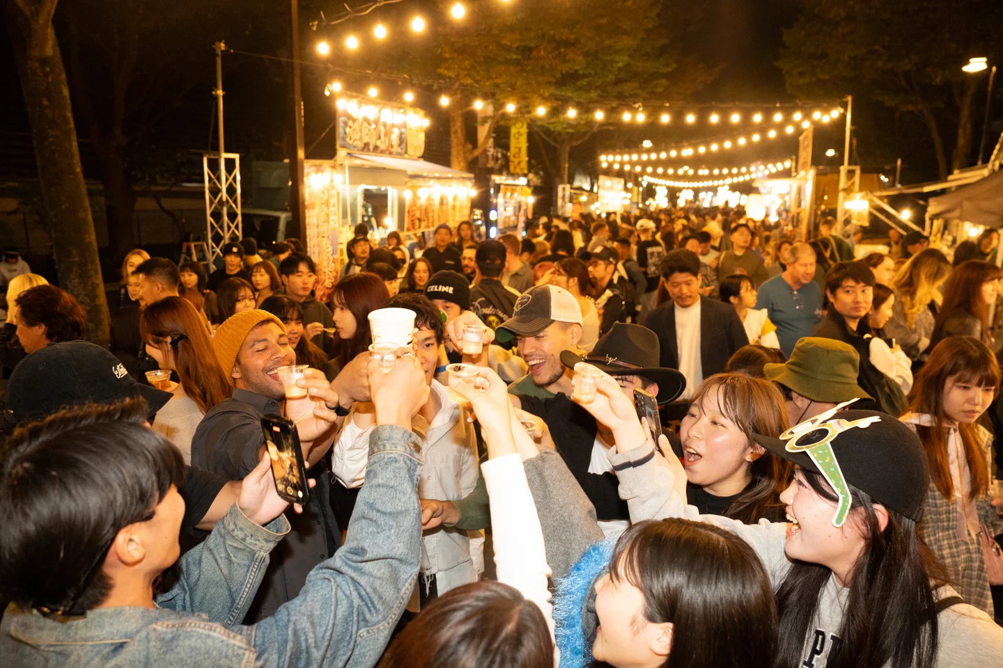 代々木公園で開催のナイトマーケットが楽しそう! 夜風に吹かれて、音楽ライブとアジアンフードに酔いしれる夜♡