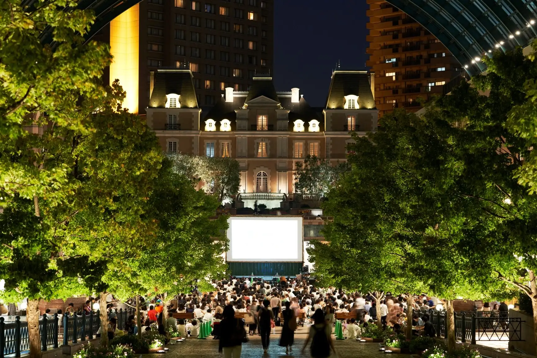 星空の下、人工芝に寝転んで映画鑑賞♡ 恵比寿のど真ん中で無料で楽しむ、至福の野外シネマピクニック