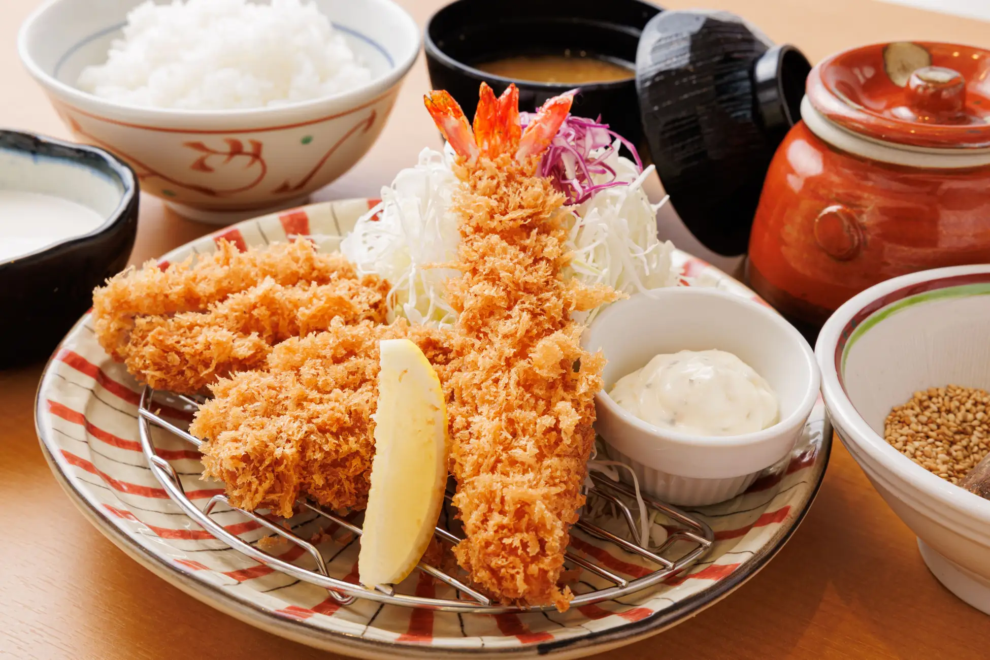 和歌山で行列が絶えない伝説の老舗が千葉へ！ 厚切り熟成とんかつと大かまどご飯のコンビ最強すぎ♡