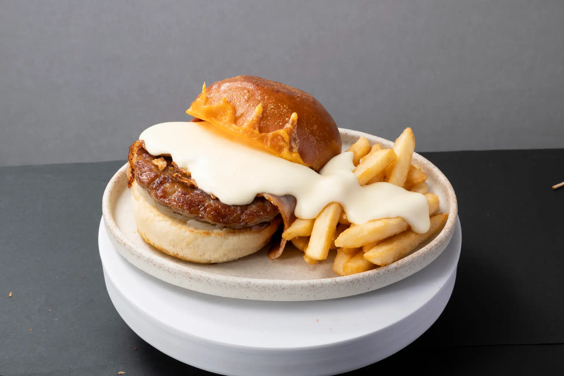 あのモスが夜は肉バルに!? 昼は絶品グルメバーガー、夜はお酒が飲めて食べられるお店を銀座に発見！