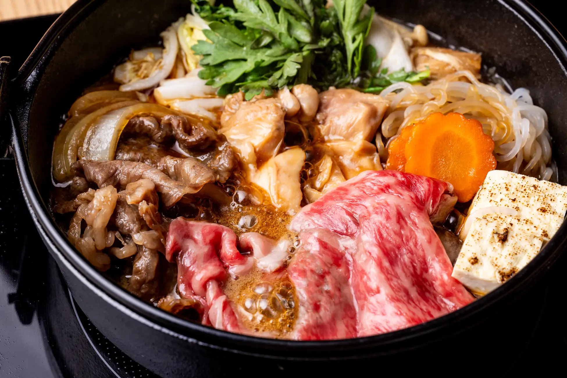 生ビール1杯100円！ 銀座にA5和牛とブランド鶏を贅沢に味わえるダブルすき焼きを食べに行きたい！
