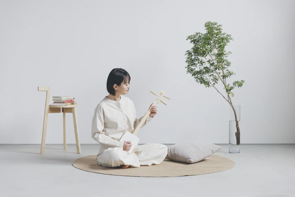 軽いから膝の上に載せて弾きやすい「ちんとん」