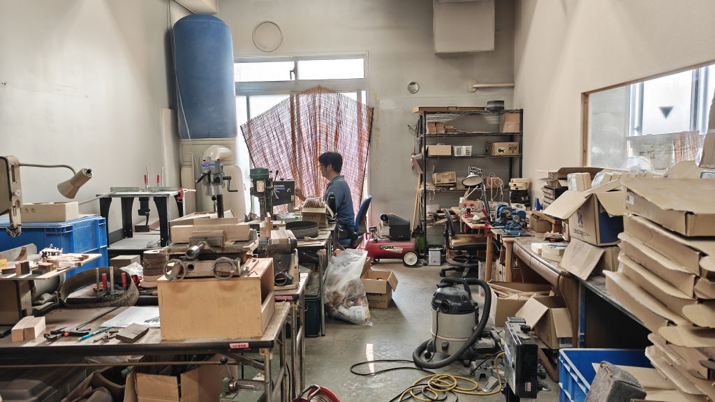 「ちんとん」の製造がおこなわれる工房。職人によって1つずつ作られる