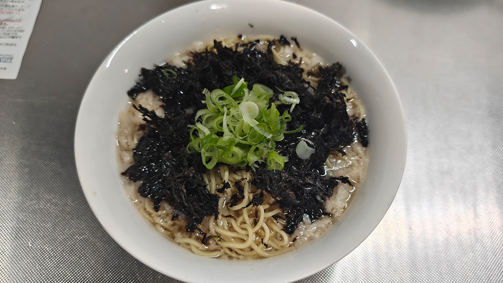 トッピングに付属の岩海苔と、シンプルに刻み葱のみを追加