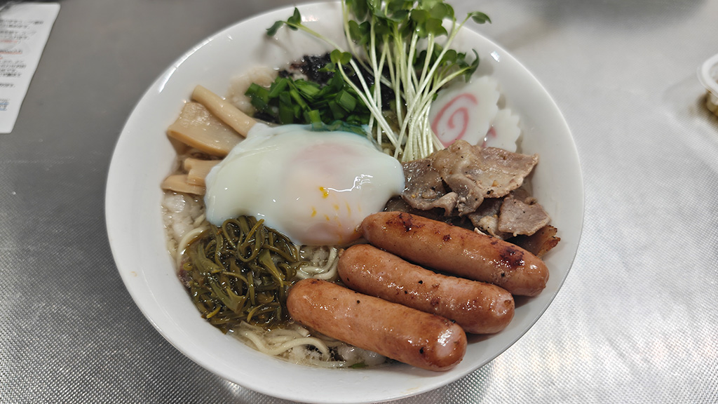 燕三条系ラーメンの完成図(トッピングマシマシ)