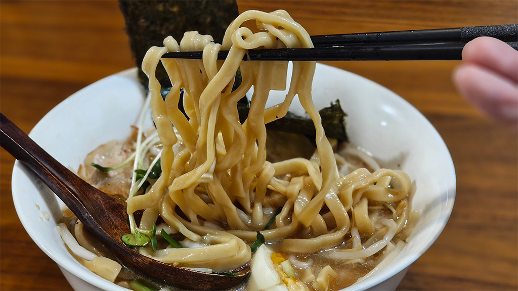 作ったラーメンを実食する